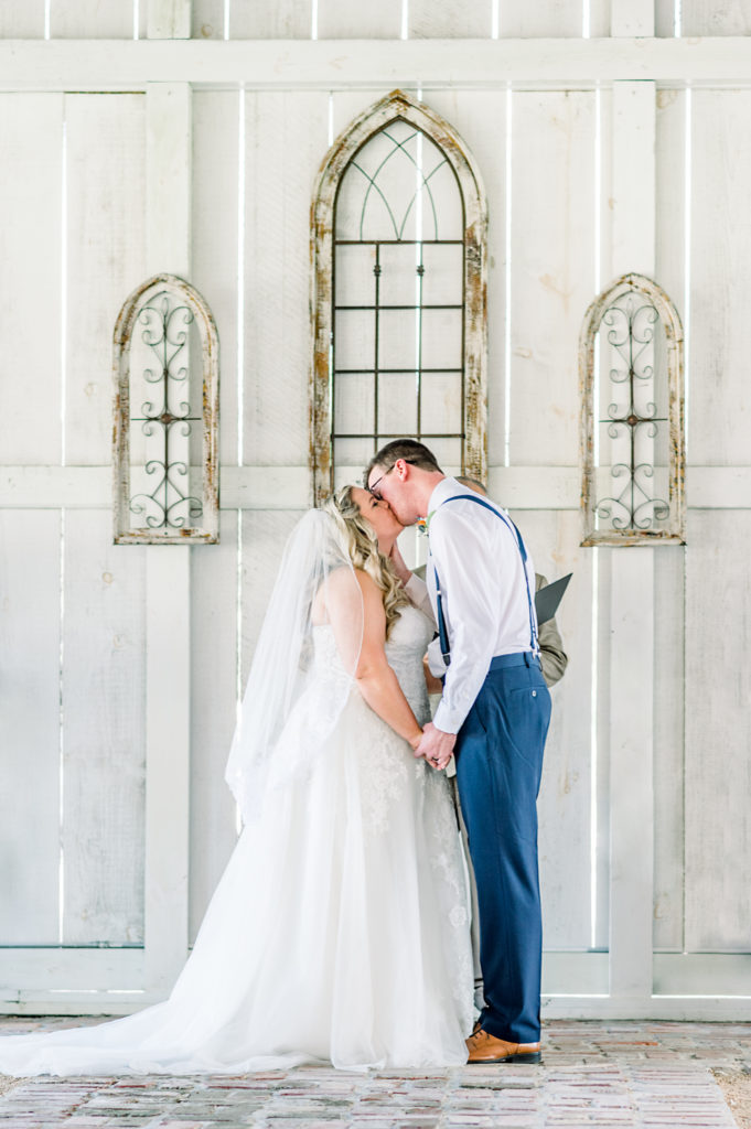 Old Town Spring Wedding | Jessica Lucile Photography | Hochzeit Hall | First Kiss