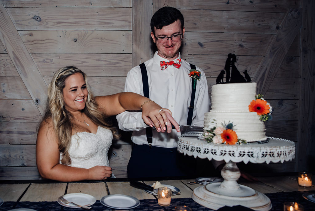 Old Town Spring Wedding | Jessica Lucile Photography | Hochzeit Hall | Cake Cutting